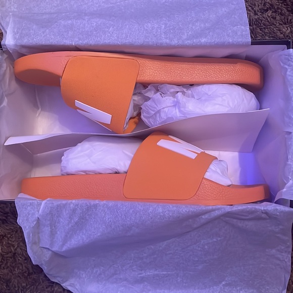 Pair of MICHALE KORS slides - Picture 4 of 6